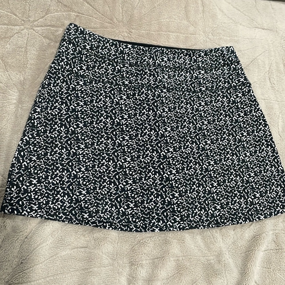 Slender Shapes Stretch B&W Skort - L